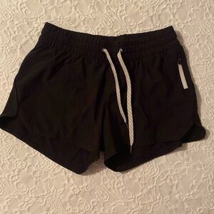 Vuori women’s size 4 black draw string shorts with side zipper pocket